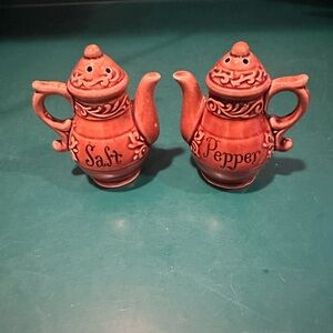 Ceramic salt and pepper shaker set